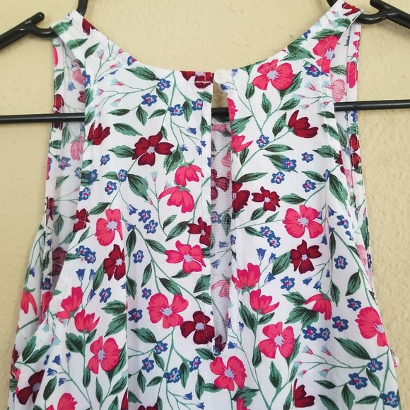3/$20⭐Floral High Neck Tank Top With Keyhole Back - Picture 6 of 6